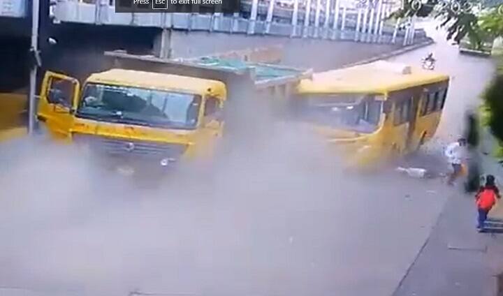 Eight people were injured in a collision between a BEST bus and a dumper truck in Dadar area of Mumbai Mumbai : સિટી બસ ડમ્પર પાછળ ઘૂસી જતાં સર્જાયો અકસ્માત, 8 ઘાયલ, 5ની સ્થિતિ ગંભીર