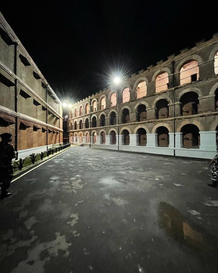 कंगना ने अपने कैप्शन में ये भी लिखा, ‘कल्पना कीजिए उस डर का कि वो अनंत समंदर के बीच कहीं हवा में उड़ा ना जाएं. वो लोग कितने कायर थे. यह कोठरी आजादी का सच है, ना कि वो जो हमें किताबों में पढ़ाया जाता है. मैंने कोठरी में ध्यान लगाया और वीर सावरकर जी के प्रति अपनी कृतज्ञता और गहरा सम्मान जताया. स्वतंत्रता संग्राम के इस सच्चे नायक को मेरा कोटि-कोटि नमन. जय हिंद.’