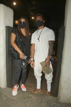 सैलून से बाहर कुछ इस अंदाज में दिखे Bipasha Basu और Karan Singh Grover, फैंस को पसंद आया ब्लैक एंड व्हाइट लुक