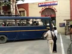 Agra: जम्मू-कश्मीर से प्लेन में आगरा लाए गए 26 कैदी, सेंट्रल जेल में किया गया शिफ्ट