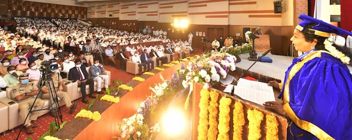 ప్రతిష్ఠాత్మక ఉస్మానియా యూనివర్సిటీలో నేడు  81వ స్నాతకోత్సవ కార్యక్రమం ఘనంగా జరిగింది.