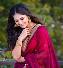 Vani Bhojan pics: பட்டுப்புடவை , மல்லிகை பூ, மயக்கும் வாணியின் அழகிய சிரிப்பு - பாருங்க..பாருங்க...!