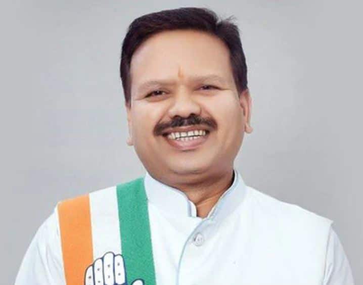 Chattisgarh: mahasamund congress mla vinod chandrakar accused of assault छत्तीसगढ़: कांग्रेस विधायक चंद्राकर की गुंडागर्दी, समर्थकों के साथ सरकारी दफ्तर में घुसकर कर्मचारी की आंख फोड़ी