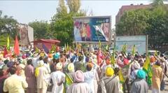 ਮੁੱਖ ਮੰਤਰੀ ਚਰਨਜੀਤ ਚੰਨੀ 'ਤੇ ਕਿਸਾਨਾਂ ਨੇ ਕੱਢਿਆ ਗੁੱਸਾ, ਤਸਵੀਰਾਂ ’ਤੇ ਮਲਿਆ ਕਾਲਾ ਤੇਲ, ਹੋਰਡਿੰਗ ਪਾੜ ਸੁੱਟੇ