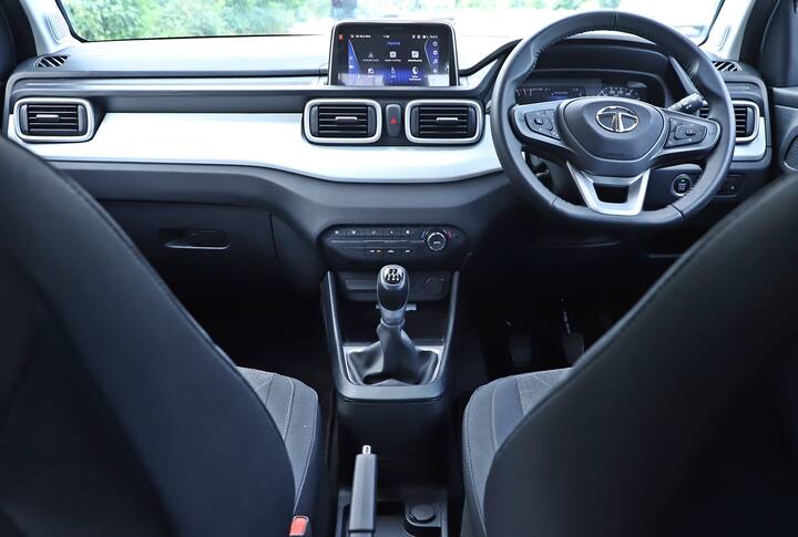 पंचची किंमत ही 5.4 लाखांपासून ते 9.3 लाखांपर्यंत आहे. किगरची किंमत ही 5.6 लाख ते 9.8 लाख रुपयापर्यंत आहे.