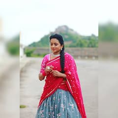 Suma Kanakala Photos: లంగావోణీలో తెలుగుదనం ఉట్టిపడేలా కనికట్టు చేస్తున్న కనకాల సుమ