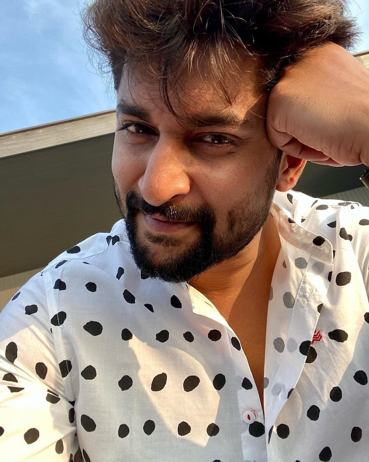 శ్రీనువైట్ల, బాపు వద్ద సహాయ దర్శకుడిగా పనిచేశాడు.(Image Credit Nani Instagram)