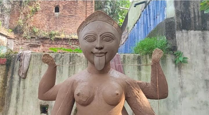 এই বড় কালীতলা মন্দিরের সন্নিকটস্থ এলাকায় রয়েছে ভাঙাচোরা একটি বাড়ি, যা এলাকার মানুষের কাছে 'বিপ্লবী' বাড়ি নামেই পরিচিত।