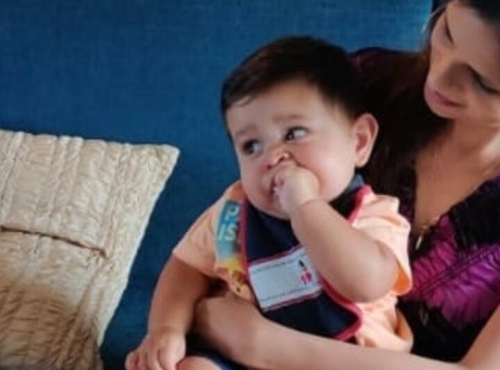 सैफ अली खान की बहन सबा अली खान सोशल मीडिया पर काफी एक्टिव हैं और अक्सर इन्स्टाग्राम पर परिवार के सदस्यों की तस्वीरें शेयर करती रहती हैं. हाल ही में उन्होंने अपने 8 महीने के भतीजे जहांगीर अली खान की एक क्यूट तस्वीर शेयर की है जिसमें वह उनकी गोद में बैठा हुआ है.