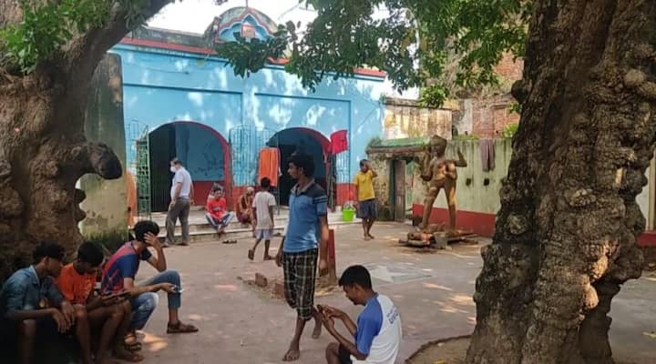 সেই সূত্রেই বাংলার অনুশীলন সমিতির বহু বিপ্লবীর আনাগোনা ছিল এই বাড়িতে। বিপ্লবীরা বৃটিশ পুলিশের চোখে ধুলো দিয়ে গা ঢাকা দিয়ে দিনের পর দিন এই বাড়িটিতে থাকতেন।