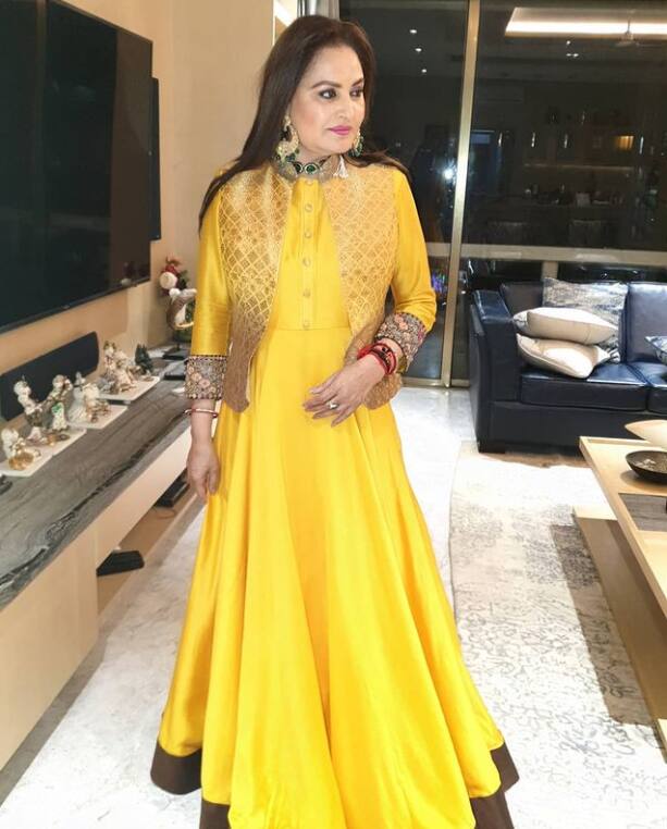 जया के पास कुल चल संपत्ति 9 करोड़ 27 लाख रुपये थी. जिनमें उनके पास साढ़े चार लाख रुपये कैश थे.