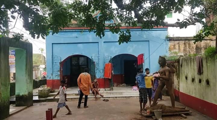 শহরে ১২ নম্বর ওয়ার্ডের বড় কালীতলা গার্লস হাইস্কুল সংলগ্ন এই প্রাচীন বাড়িতে বিপ্লবীদের আস্তানা ছিল।