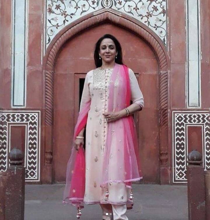 हेमा मालिनी पर 6 करोड़ का कर्ज भी है. उनके पास 1 अरब 1 करोड़ 11 लाख 95 हजार 700 रुपए की खुद की संपत्ति है. वहीं धर्मेंद्र के पास एक अरब 23 करोड़ 85 लाख 12 हजार 86 रुपए की कीमत के बंगले और अन्य प्रॉपर्टी हैं. (इमेज क्रेडिट- इंस्टाग्राम)