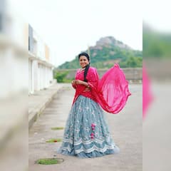 Suma Kanakala Photos: లంగావోణీలో తెలుగుదనం ఉట్టిపడేలా కనికట్టు చేస్తున్న కనకాల సుమ