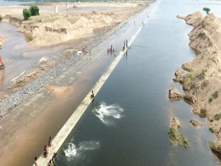 Kanchipuram: Severe flooding in the lake - 1 TMC water wasted in the sea for 4 days பாலாற்றில் கடும் வெள்ளப்பெருக்கு - 4 நாட்களுக்கு ஒரு டி.எம்.சி நீர் கடலில் கலந்து வீணாகும் நிலை