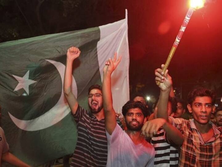 Case filed on students who celebrated Pakistan's victory against India Watch Video: பாகிஸ்தான் வெற்றியை கொண்டாடிய காஷ்மீர் மாணவர்கள் மீது வழக்கு பதிவு! அதிர்ச்சி வீடியோ!