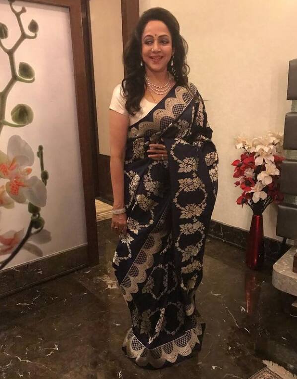 एफिडेविट के अनुसार हेमा मालिनी के पास 1 करोड़ 1 लाख 7 हजार 962 रुपए की कीमत की कारें हैं. इसके साथ ही उनके पास 2 करोड़ 71 लाख 92 हजार 811 रुपए के जेवरात भी हैं. हेमा के पास 26.40 लाख के बॉन्ड और डिबेंचर हैं वहीं उनके पास 41 लाख रुपए की अन्य संपत्ति भी है.(इमेज क्रेडिट- इंस्टाग्राम)