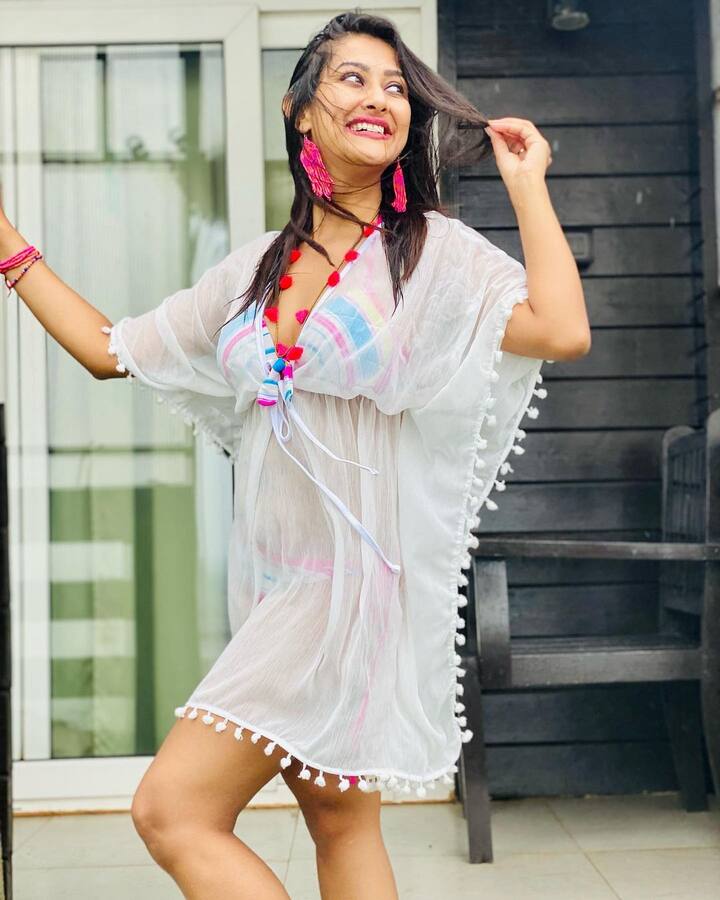 పూజ ఝవేరి 2015లో 'భామ్ బోల్ నాధ్' సినిమాతో తెలుగు చిత్ర పరిశ్రమకు అరంగేట్రం చేసింది.(Image Credit/ Pooja Jhaveri  Instagram)