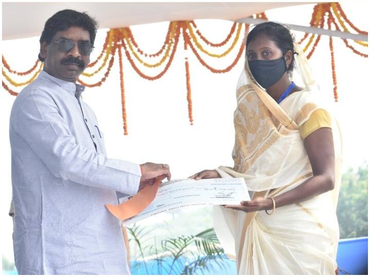 Jharkhand CM हेमंत सोरेन ने किया शहीदों का सम्मान, गलवान वैली में शहीद की आश्रित को सौंपा नियुक्ति पत्र Jharkhand CM Hemant Soren handed over the appointment letter to the dependent of the martyr in Galwan Valley Jharkhand CM हेमंत सोरेन ने किया शहीदों का सम्मान, गलवान वैली में शहीद की आश्रित को सौंपा नियुक्ति पत्र