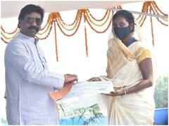 Jharkhand CM हेमंत सोरेन ने किया शहीदों का सम्मान, गलवान वैली में शहीद की आश्रित को सौंपा नियुक्ति पत्र