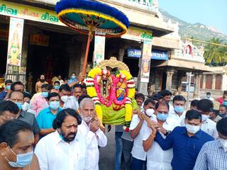 அம்மன் சிலையை சுமந்தபடி, திருவண்ணாமலையில் அமைச்சர் சேகர்பாபு சுவாமி தரிசனம்