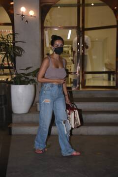 पुरानी जींस को नए अंदाज से कैरी कर छा गईं Malaika Arora, साढ़े 3 लाख का बैग लेकर पहुंचीं सैलून, अंदाज से लूट लिए दिल