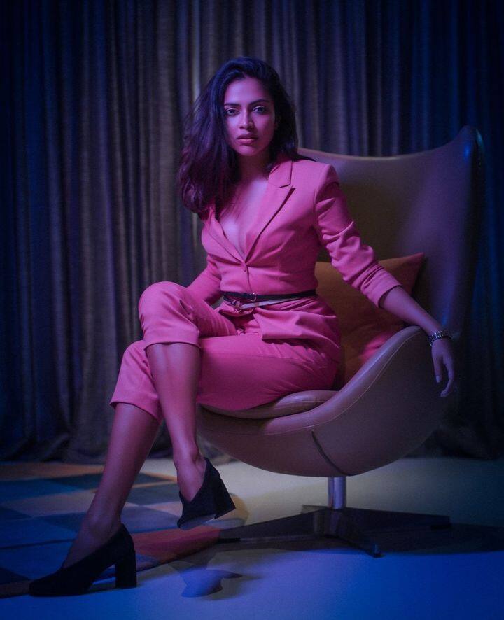 யார் இந்த சாலை ஓரம் பூக்கள் வைத்தது