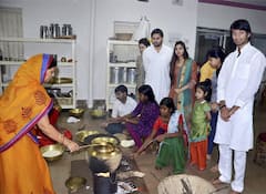 Chhath Pooja 2021: पत्नी राबड़ी देवी के साथ छठ पर्व को बहुत धूमधाम से मनाते हैं Lalu Prasad Yadav, देखें सेलिब्रेशन की पुरानी तस्वीरें