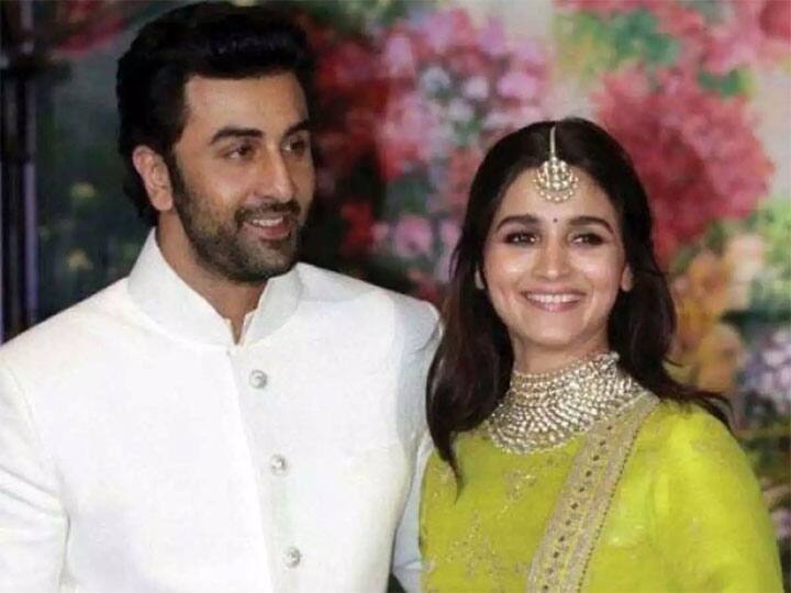 Alia Bhatt–Ranbir Kapoor: इन्होंने लाख कोशिश की थी प्यार को छिपाने की लेकिन इश्क और मुश्क छिपाए नहीं छिपता. अब जब दोनों का प्यार जगजाहिर हैं तो फिर शादी मे देरी क्यों? फैंस जल्द से जल्दे इन्हें बंधन में बंधता देखना चाहते हैं. (फोटो – सोशल मीडिया)