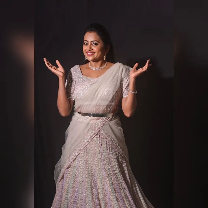 (Image credit: Instagram) డ్రెస్సింగ్ విషయంలో చాలా జాగ్రత్తలు తీసుకుంటూ, అందంగా తెలుగింటి ఆడపడుచులా తయారవుతూనే స్టార్ యాంకర్ గా ఎదిగింది.