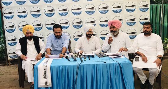 ਨੌਜਵਾਨੀ ਦੀ ਪਿੱਠ 'ਚ ਛੁਰੇ ਮਾਰ ਰਹੀ ਹੈ ਚੰਨੀ ਸਰਕਾਰ, 'ਆਪ' ਨੇ ਲਾਏ ਗੰਭੀਰ ਇਲਜ਼ਾਮ ਨੌਜਵਾਨੀ ਦੀ ਪਿੱਠ 'ਚ ਛੁਰੇ ਮਾਰ ਰਹੀ ਹੈ ਚੰਨੀ ਸਰਕਾਰ, 'ਆਪ' ਨੇ ਲਾਏ ਗੰਭੀਰ ਇਲਜ਼ਾਮ