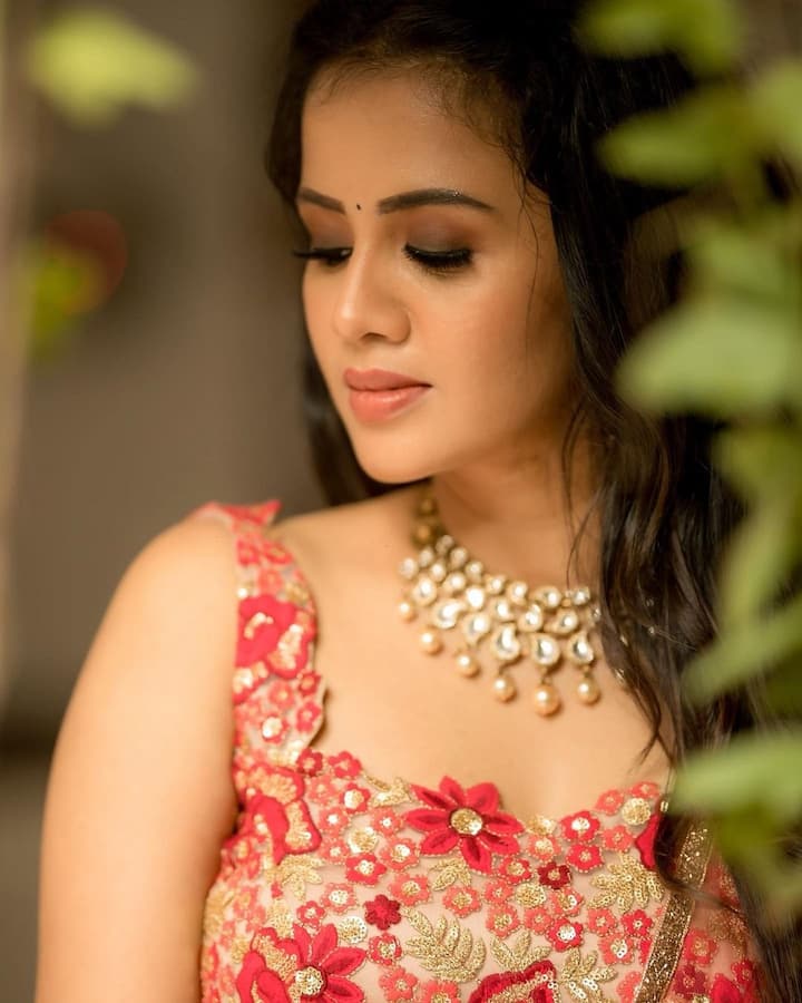 டிவி தொகுப்பாளராக அஞ்சனா தனித்துவம் பெற்றவர்