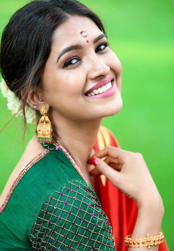 என் இமைகளை கழுவுது சொல்.. சொல்.. இளமையில் இளமையில் ஜில்.. ஜில்..