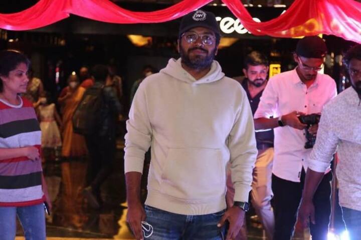 (Photo Courtesy: PuriConnects Instagram) 'ఎఫ్2' డైరెక్టర్ అనీల్ రావిపూడి కూడా వచ్చారు.