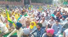 ਮੁੱਖ ਮੰਤਰੀ ਚਰਨਜੀਤ ਚੰਨੀ 'ਤੇ ਕਿਸਾਨਾਂ ਨੇ ਕੱਢਿਆ ਗੁੱਸਾ, ਤਸਵੀਰਾਂ ’ਤੇ ਮਲਿਆ ਕਾਲਾ ਤੇਲ, ਹੋਰਡਿੰਗ ਪਾੜ ਸੁੱਟੇ