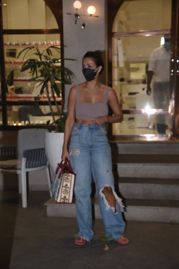 मलाइका अरोड़ा कितनी स्टाइलिश है ये इस बात ये पता चल जाता है कि वो अपने पुराने आउटफिट्स को इतने स्टाइल से कैरी करती हैं कि किसी को पता ही नहीं चलता.