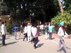 Pilibhit News: धान नहीं तौले जाने से परेशान किसान ने धान के ढेर में लगा दी आग, ट्राली लगाकर हाइवे किया जाम