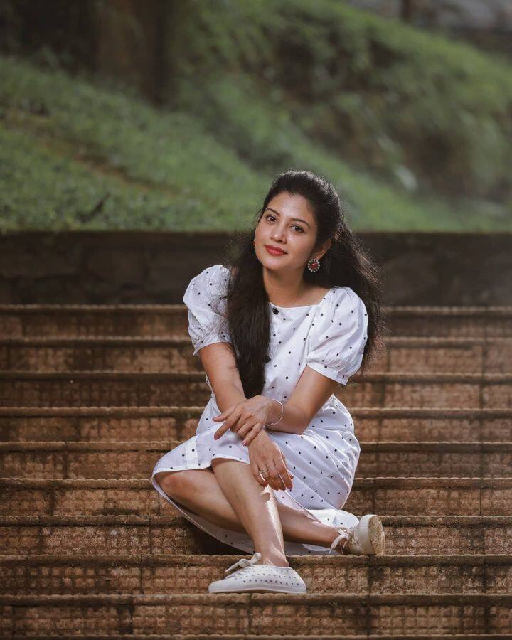 நாவில் நஞ்சுடன் பாம்பாய் ஊறினேன் காதல் வந்ததும் பசும் காம்பாய் மாறினேன்