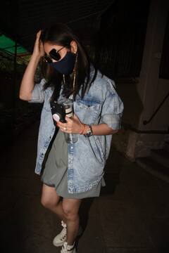 स्टाइलिश शॉर्ट ड्रेस पर डेनिम जैकेट पहने नजर आई इस हसीना के खूब हो रहे हैं चर्चे, क्या आपने पहचाना कौन हैं ये मोहतरमा?