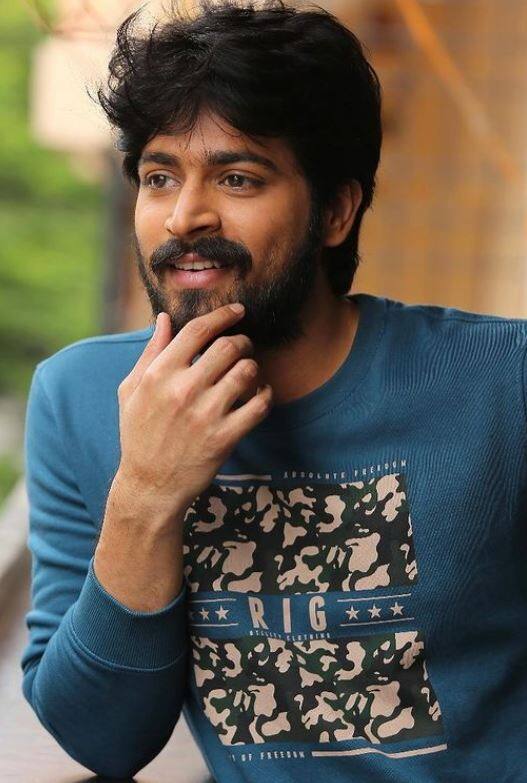 அழகாய் நானும் மாறுகிறேன் அறிவாய் நானும் பேசுகிறேன் சுகமாய் நானும் மலறுகிறேன் உனக்கேதும் தெரிகிறதா?