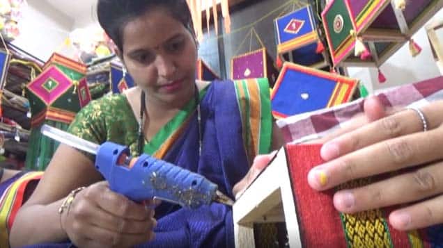 इमारतीमधील महिलांना एकत्र घेऊन त्यांनी सर्वांनाच आकाश कंदीलाची किमया शिकवला. आता हा ट्रेंड या सर्वच महिलांच्या कुटुंबाला हातभार लावणारा ठरला आहे.