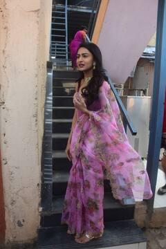 Kuch Rang Pyar Ke Aise Bhi 2 छोड़ने का ऐलान कर सुर्खियों में Erica Fernandes, शूटिंग सेट पर इस अंदाज में हुईं स्पॉट