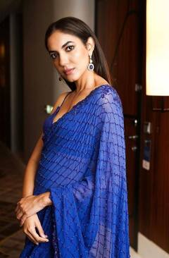 முகிலில்லாத வானின் வண்ணம்... நீலப் புடவையில் ரிது வர்மாவின் ரீசண்ட் க்ளிக்ஸ்!