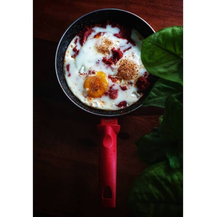 Shakshuka : हा अंड्याचा एक भन्नाट पदार्थ सर्वांनी चाखून बघायलाचं हवा, वेगवेगळ्या भाज्यांचं कॉम्बिनेशन आणि त्यावर पसरवलेली अंडी.चवीला अगदी उत्तम लागतात..(Photo Credit : @ur_average_foodie)
