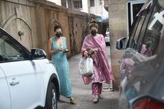 लॉन्ग ड्रेस के नीचे चप्पल पहने दिखीं Malaika Arora, तो बहन Amrita Arora का दिखा टिप टॉप अंदाज, देखें तस्वीरें