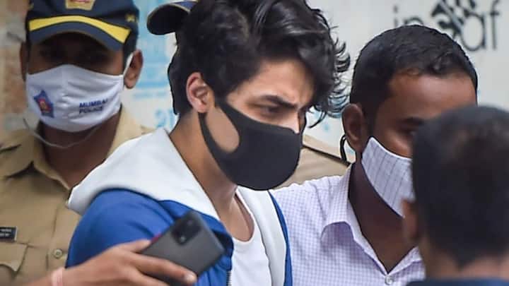 মামলা চলাকালীন একবারও এই প্রসঙ্গে কথা বলতে দেখা যায়নি শাহরুখ খানকে। যদিও বলিউড ইন্ডাস্ট্রির একাধিক তারকাকে আরিয়ান খানের সমর্থনে সোশ্যাল মিডিয়ায় পোস্ট করতে দেখা গিয়েছে। আরিয়ান খানের হয়ে মামলা লড়ছিলেন আইনজীবী মুকুল রোহতগি।