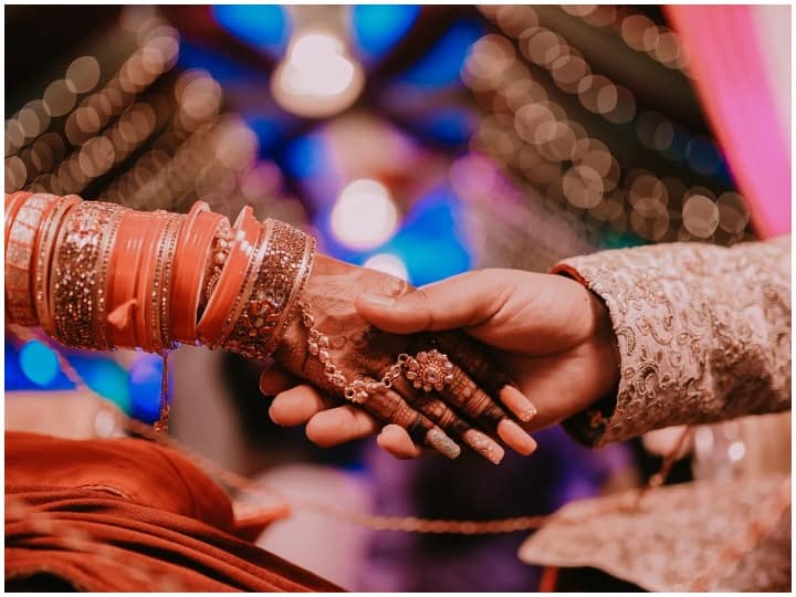 Gujarat businessman son wedding invitation weighs more than 4kg costs 7000 rupees 4kg Wedding Invitation: প্রতিটি আমন্ত্রণপত্রের খরচ ৭,০০০ টাকা! বিলাসবহুল বিয়ের নতুন নজির গুজরাতের ব্যবসায়ীর