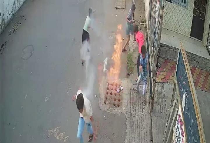 fire erupt in drainage line after children bursting  fire cracker in Surat, watch cctv Surat : ગટરમાં ફટાકડા ફોડતાં ફાટી નીકળી આગ, જુઓ Live Video