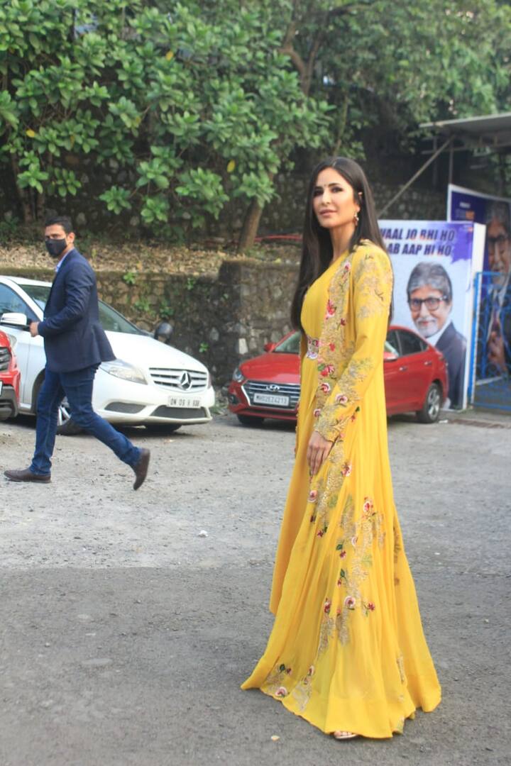 इस दौरान कैटरीना पीले रंग के लिबास में खूब जच रही थीं. आलम ये था कि इस खूबसूरत रंग ने उनकी खूबसूरती को और भी निखार दिया था.