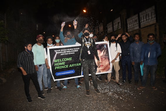 Aryan Khan को मिली ज़मानत तो Shah Rukh Khan के घर मन्नत के बाहर फैन्स ने जमकर मनाया जश्न, Abram Khan ने यूं जाहिर की खुशी